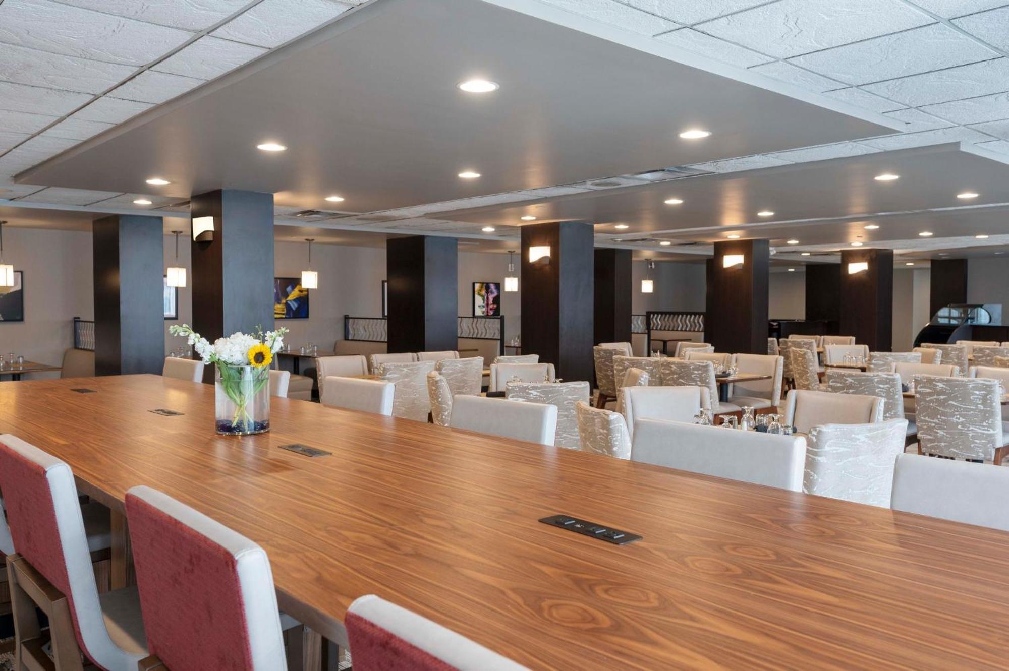 Crowne Plaza Indianapolis-Airport By Ihg Hotel Buitenkant foto