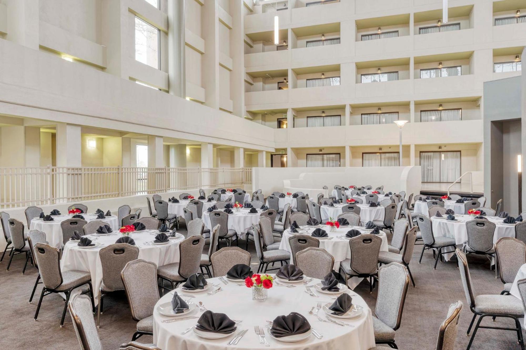 Crowne Plaza Indianapolis-Airport By Ihg Hotel Buitenkant foto