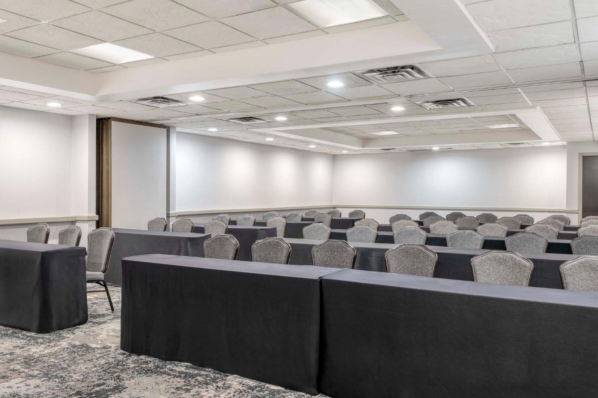 Crowne Plaza Indianapolis-Airport By Ihg Hotel Buitenkant foto